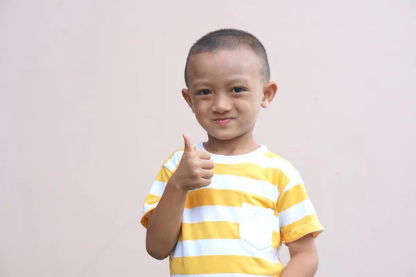 Asijský Chlapec Dělá Jeho Ruku Jako Velké Znamení — Stock fotografie