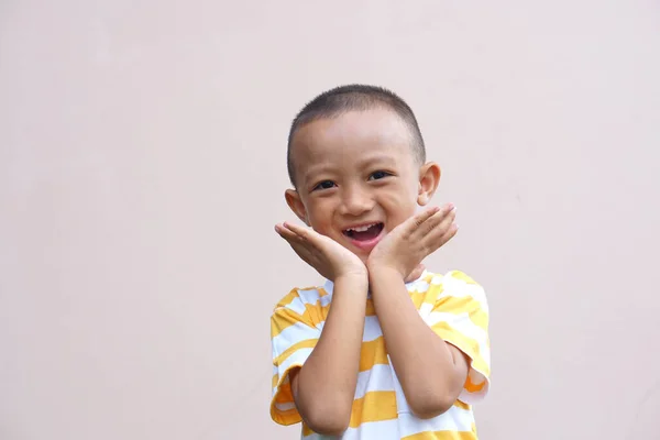 Aziatische Jongen Glimlachen Gelukkig Crème Achtergrond — Stockfoto