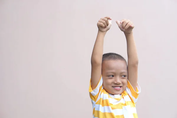 Asiatischer Junge Tut Seine Hand Als Großes Zeichen — Stockfoto