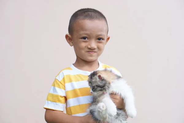 Azji Chłopiec Uśmiecha Się Szczęśliwie Jego Kotem — Zdjęcie stockowe