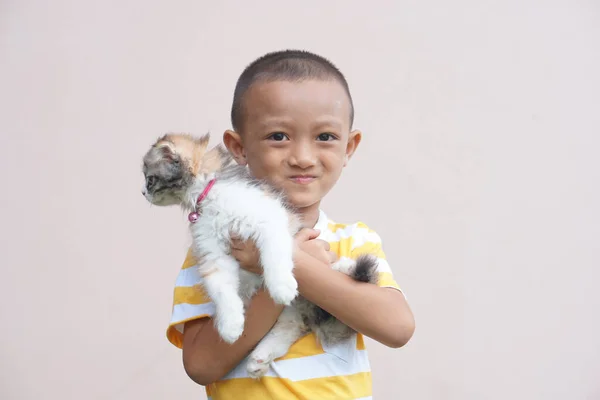 Asiático Menino Sorrindo Feliz Com Seu Animal Estimação Gato — Fotografia de Stock