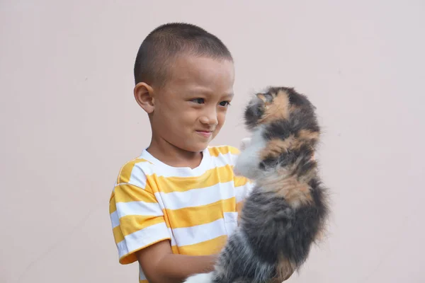 Азіатський Хлопчик Щасливо Посміхається Своєю Домашньою Кішкою — стокове фото