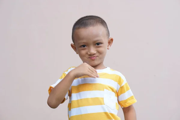 亚洲男孩开心地笑着 奶油背景 — 图库照片