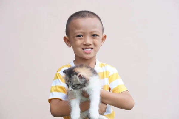 Aziatische Jongen Glimlachen Gelukkig Met Zijn Huisdier Kat — Stockfoto