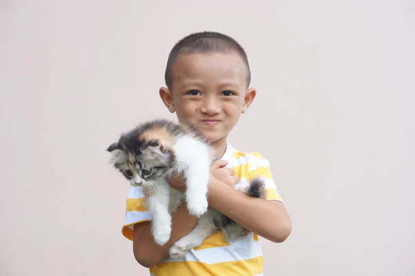 Азиатский Мальчик Счастливо Улыбается Своим Домашним Котом — стоковое фото