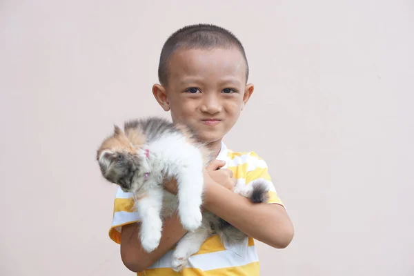 アジアの少年は彼のペット猫と幸せに笑顔 — ストック写真