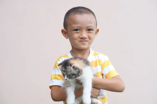 Asiatischer Junge Lächelt Glücklich Mit Seiner Katze — Stockfoto