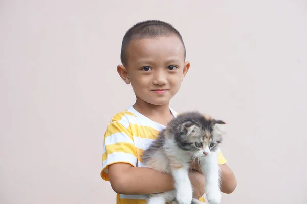 Aziatische Jongen Glimlachen Gelukkig Met Zijn Huisdier Kat — Stockfoto