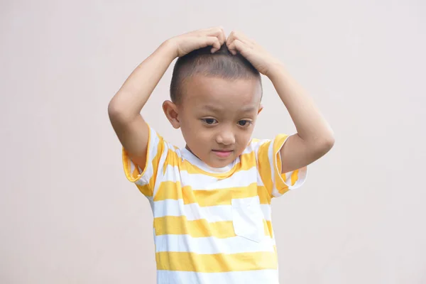 Anak Itu Memiliki Kulit Gatal Kepala — Stok Foto