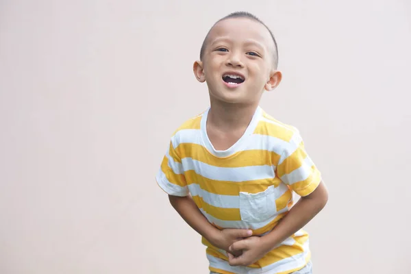 Seorang Anak Laki Laki Menderita Sakit Perut Akibat Keracunan Makanan — Stok Foto