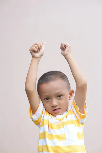 Anak Asia Tersenyum Bahagia Latar Belakang Krim — Stok Foto