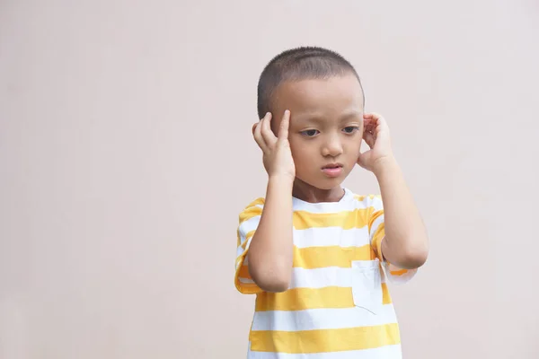 Ein Junge Hat Kopfschmerzen Durch Fieber — Stockfoto