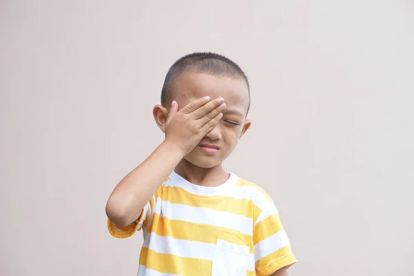 Junge Hat Augenschmerzen Beim Spielen Telefon — Stockfoto