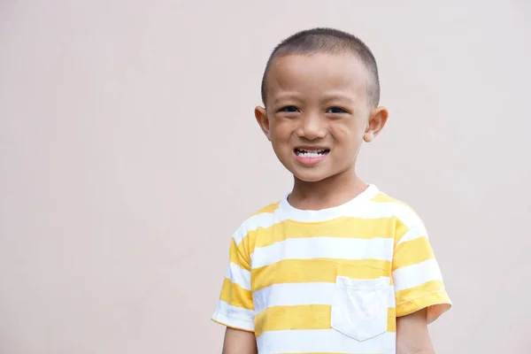 Asyalı Çocuk Mutlu Bir Şekilde Gülümsüyor — Stok fotoğraf