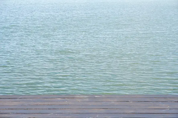 観光客が歩いてプールで景色を楽しむための木製の橋の床 — ストック写真
