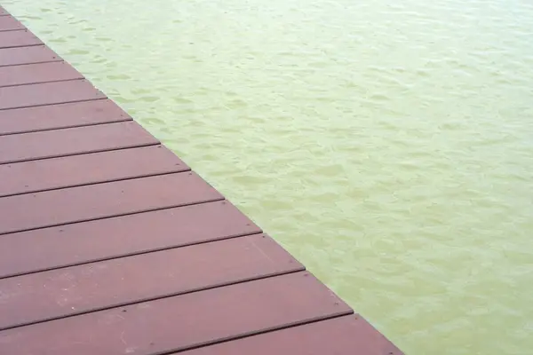 Turistler Için Ahşap Köprü Zemininde Yürümek Havuzun Manzarasının Tadını Çıkarmak — Stok fotoğraf