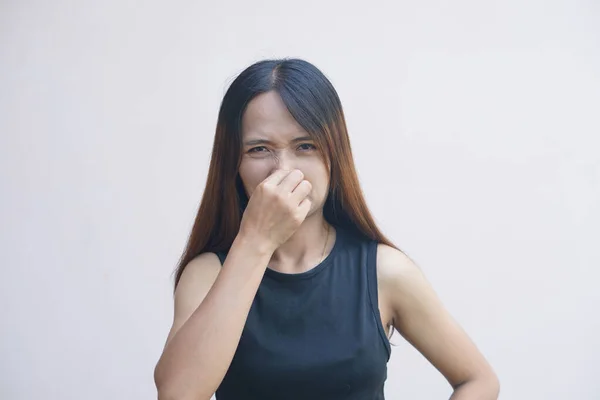 Asyalı Kadın Kötü Kokudan Elleriyle Burnunu Kapatıyor — Stok fotoğraf