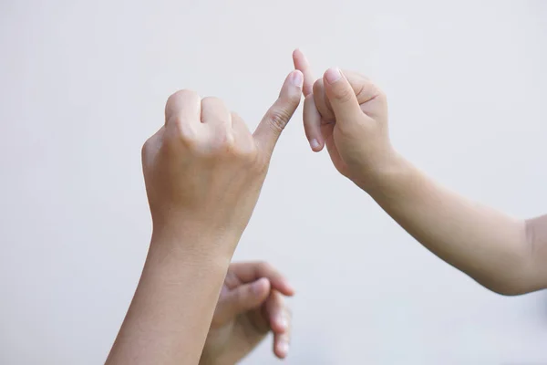 Mujer Asiática Levantando Dedo Meñique Para Pedir Reconciliación —  Fotos de Stock