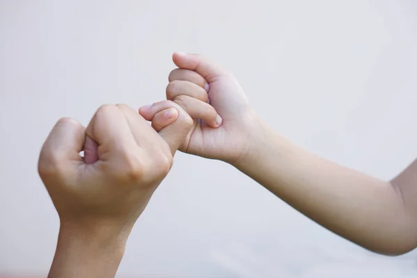 Азійка Тримаючи Палець Палець Просить Примирення — стокове фото
