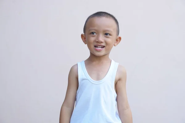 Азіатський Хлопчик Щасливо Усміхається Сірий Фон — стокове фото