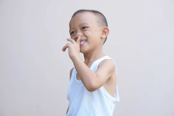 Anak Asia Menusuk Hidungnya Dengan Tangannya — Stok Foto