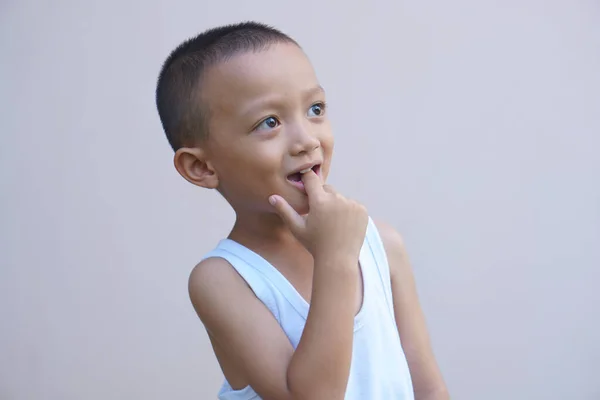 Asiatischer Junge Steckt Seinen Finger Den Mund — Stockfoto