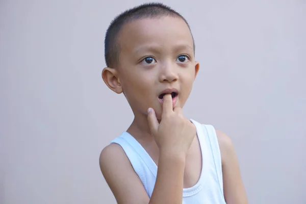 Asiatischer Junge Steckt Seinen Finger Den Mund — Stockfoto