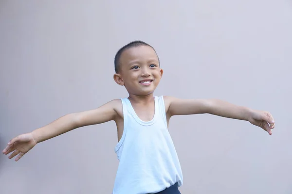 Anak Asia Tersenyum Bahagia Latar Belakang Abu Abu — Stok Foto