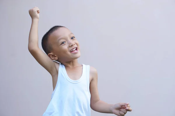 Mutlu Gülümseyen Asyalı Çocuk Gri Arka Plan — Stok fotoğraf