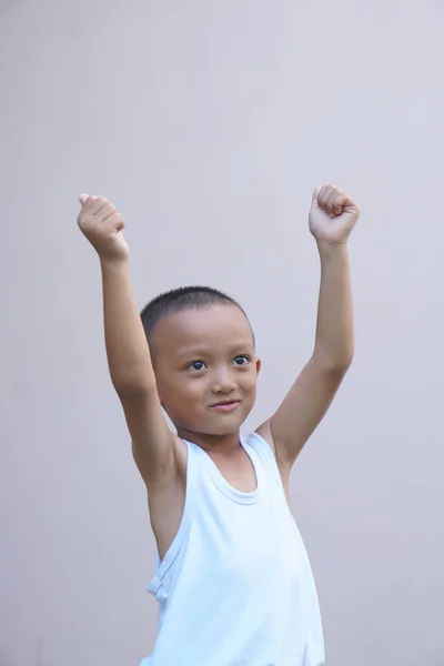 Azji Chłopiec Uśmiecha Szczęśliwie Szare Tło — Zdjęcie stockowe