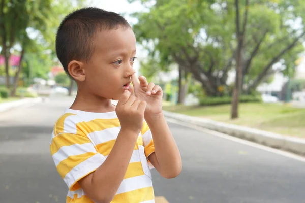 Junge Stieß Mit Dem Finger Die Nase — Stockfoto