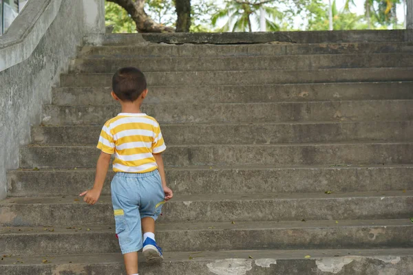 Junge Geht Die Treppe Hinauf — Stockfoto