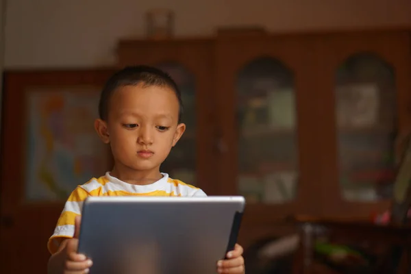 Мальчик Смотрит Видео Компьютере Стоковое Изображение