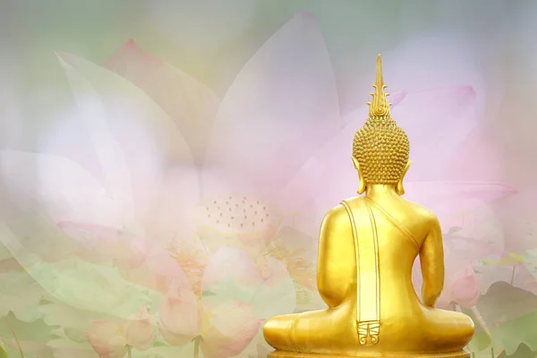 タイ仏教の文化遺産 黄金の仏像と菩提樹の葉でマハ アサナハ ビサカ ブチャの日を祝う — ストック写真
