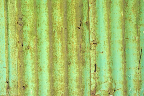 古い亜鉛の背景と魅惑的な緑の色調を特徴とする魅惑的な写真で ヴィンテージと産業の美学の魅惑的な融合を探索してください レトロな懐かしさのタッチで素朴な魅力を発見 — ストック写真