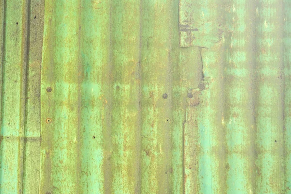 古い亜鉛の背景と魅惑的な緑の色調を特徴とする魅惑的な写真で ヴィンテージと産業の美学の魅惑的な融合を探索してください レトロな懐かしさのタッチで素朴な魅力を発見 — ストック写真