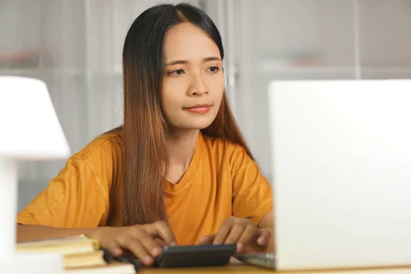 Asian women press to work from home Click on the calculator to see profits.