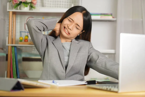 Kadını Uzun Zamandır Çalışmaktan Omuz Boyuna Ağrılar Çekiyor — Stok fotoğraf