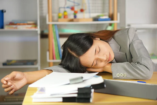 Bizneswoman Jest Śpiąca Pracy Zdjęcie Stockowe