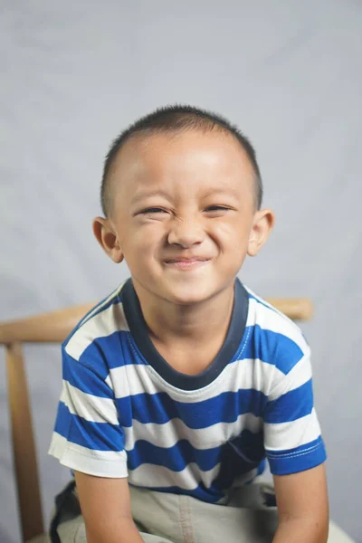 Happy Boy Foto Studio Tersenyum Dan Tertawa — Stok Foto