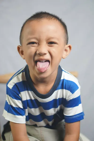 Szczęśliwy Chłopiec Studio Fotograficznym Uśmiech Śmiech — Zdjęcie stockowe