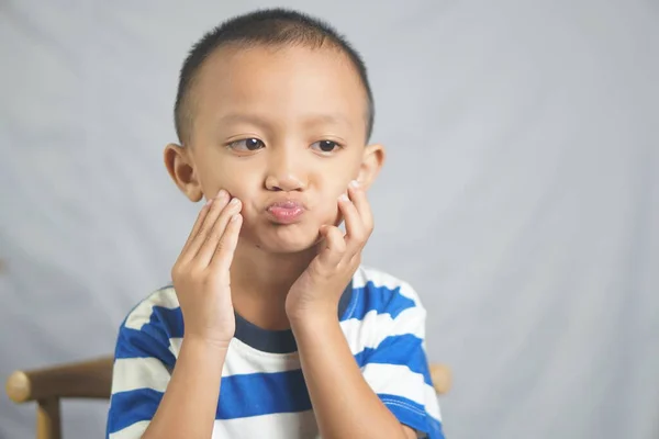 Çocuğun Diş Eti Iltihabından Dolayı Ağrısı Var — Stok fotoğraf