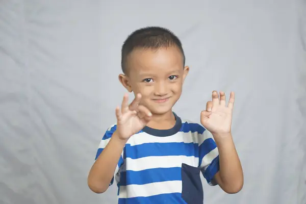 Happy Boy Mengambil Gambar Studio — Stok Foto