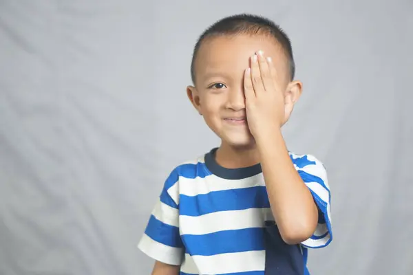 Bir Çocuğun Gözleri Parlak Işıktan Acıyor — Stok fotoğraf