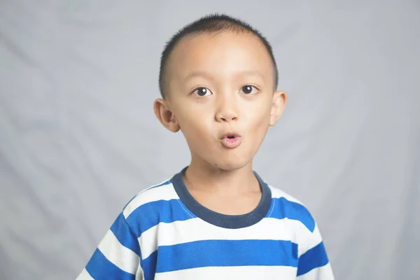 Asijský Chlapec Dostane Vzrušení Když Vidí Něco — Stock fotografie