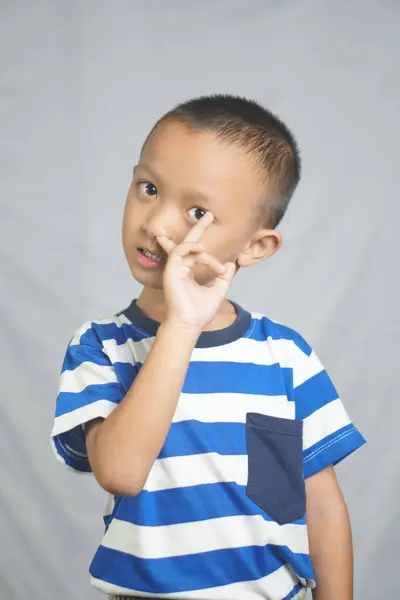 Αγόρι Έχωσε Δάχτυλό Του Στη Μύτη Του — Φωτογραφία Αρχείου