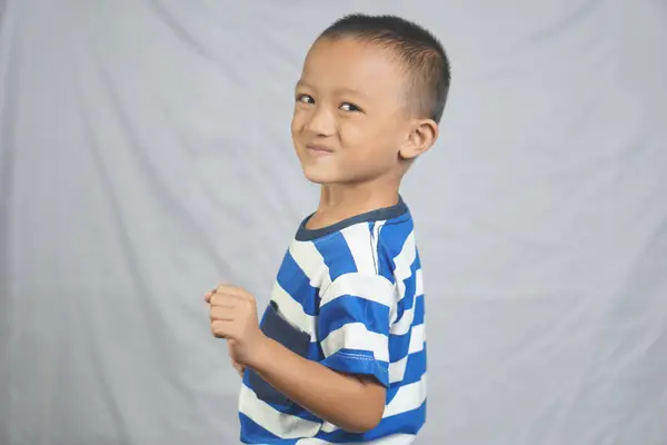 Asyalı Çocuk Gülümsüyor Gülüyor Mutlu — Stok fotoğraf
