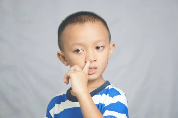 Азіатський Хлопчик Вставляє Палець Ніс — стокове фото