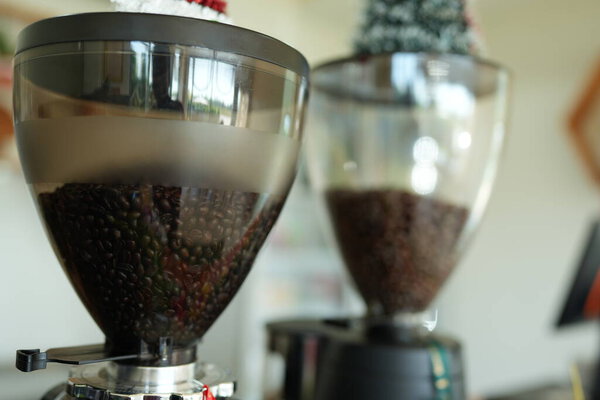 Свежие кофейные зерна в кофемолке