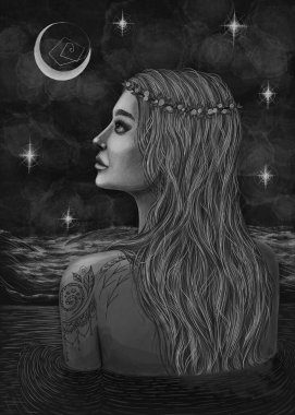 Bu büyüleyici illüstrasyonda, dalgalı saçları ve çiçekli tacı olan bir kadın, hilal ayına bakıyor. Yıldızlar gece gökyüzünde parlak bir ışık ve karanlık desenleri olan sakin bir su kütlesinin üzerinde parıldıyor. Omzunu süsleyen eşsiz bir dövme..
